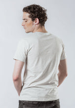 Cargar imagen en el visor de la galería, Camiseta V Color Beige Para Hombre
